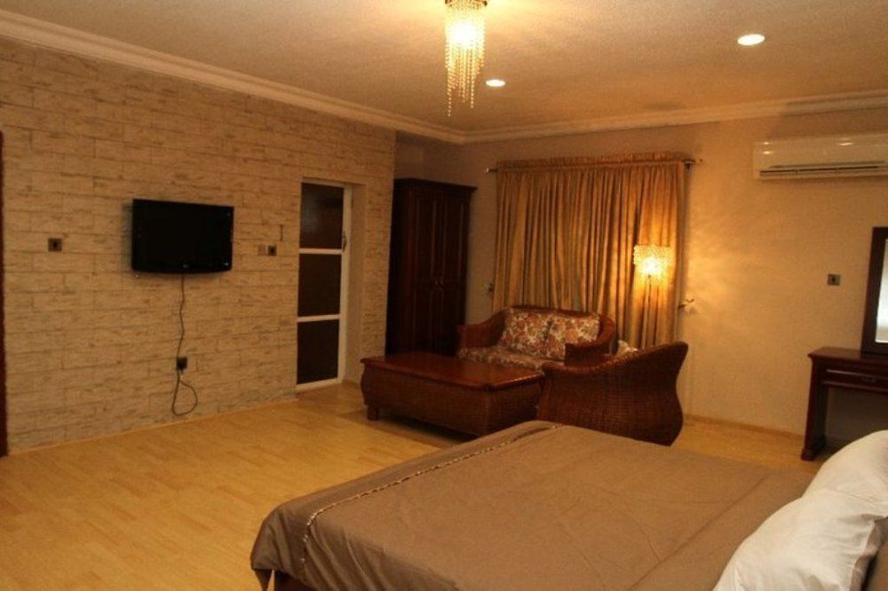 Fryburg Suites Aliayabiagba Zewnętrze zdjęcie