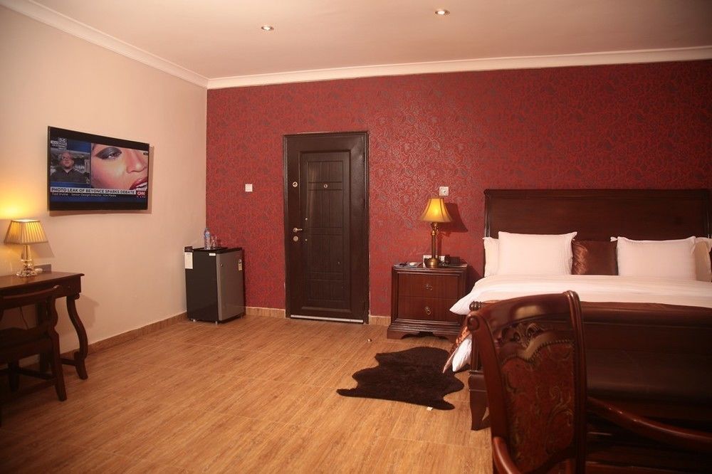 Fryburg Suites Aliayabiagba Zewnętrze zdjęcie