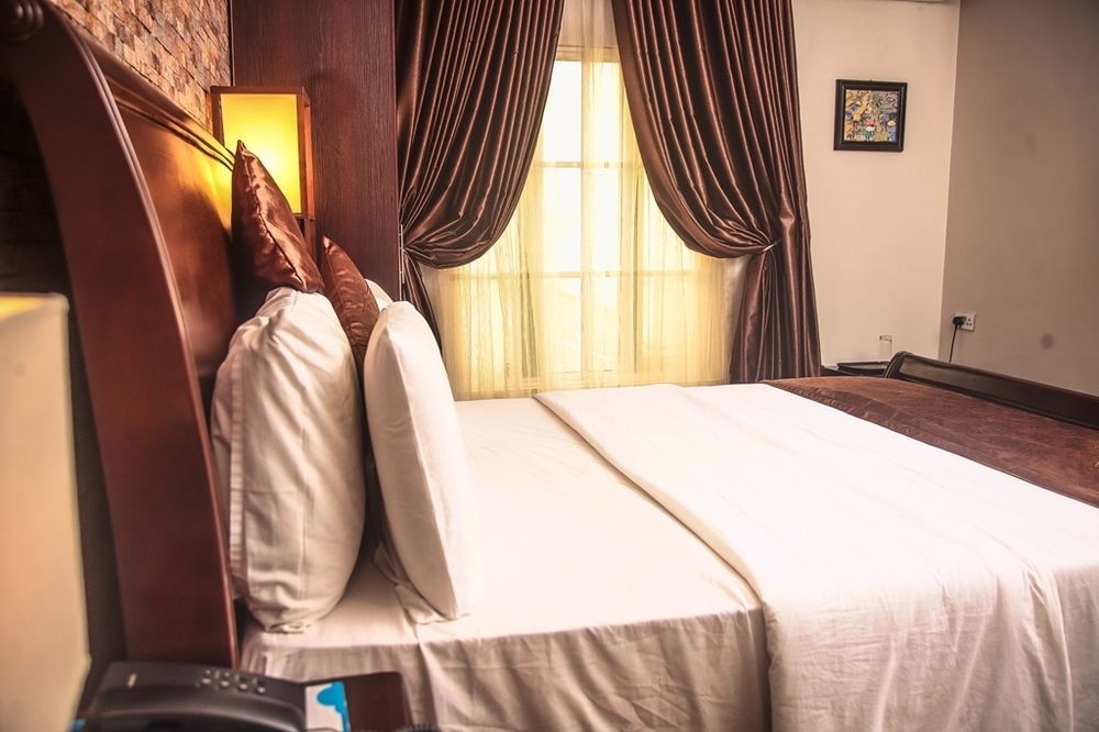 Fryburg Suites Aliayabiagba Zewnętrze zdjęcie