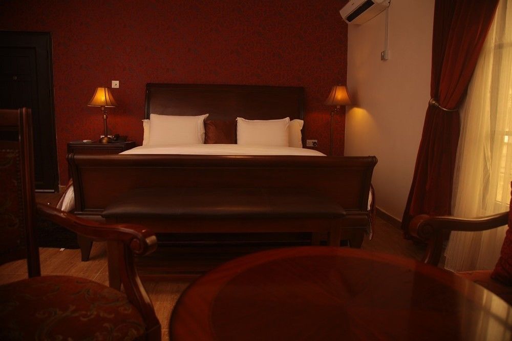 Fryburg Suites Aliayabiagba Zewnętrze zdjęcie