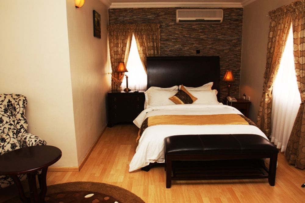 Fryburg Suites Aliayabiagba Zewnętrze zdjęcie
