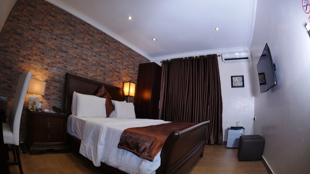 Fryburg Suites Aliayabiagba Zewnętrze zdjęcie