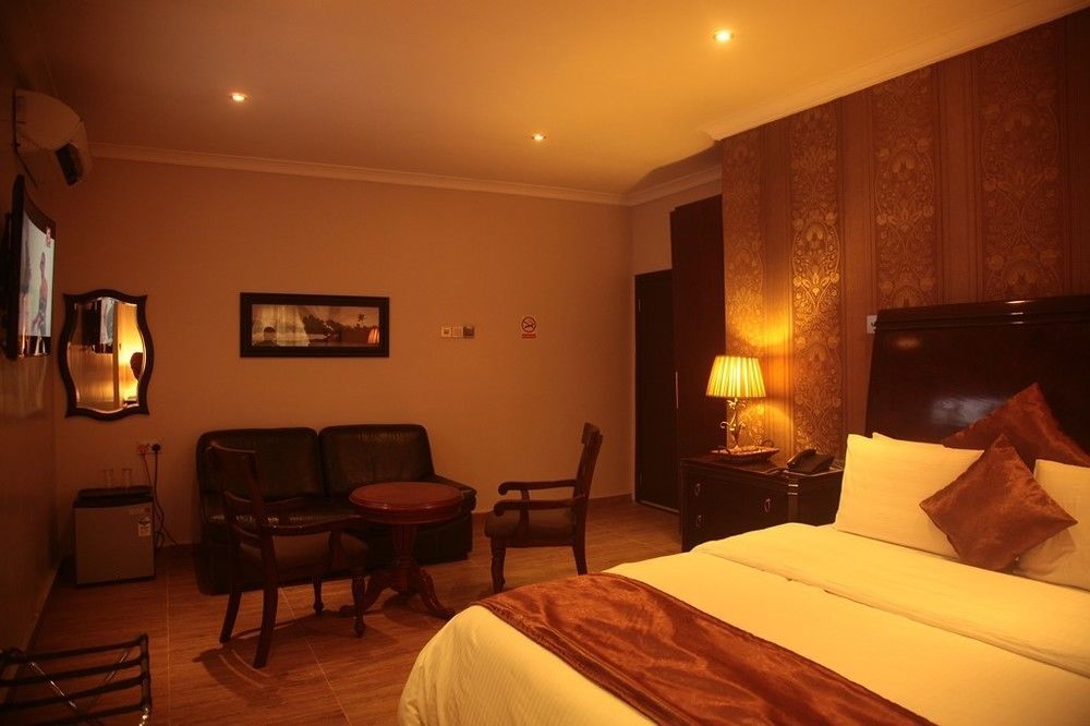Fryburg Suites Aliayabiagba Zewnętrze zdjęcie