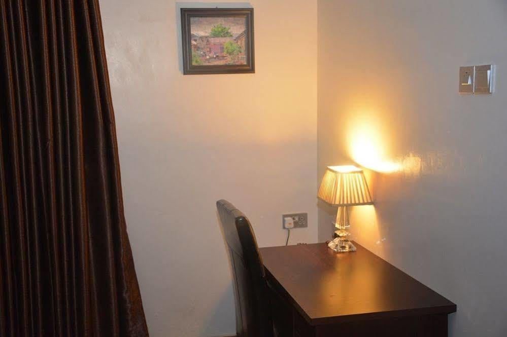 Fryburg Suites Aliayabiagba Zewnętrze zdjęcie