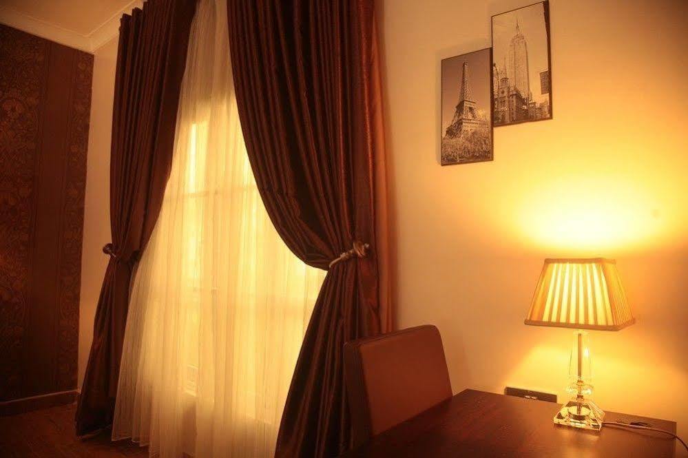 Fryburg Suites Aliayabiagba Zewnętrze zdjęcie