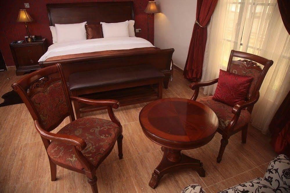 Fryburg Suites Aliayabiagba Zewnętrze zdjęcie