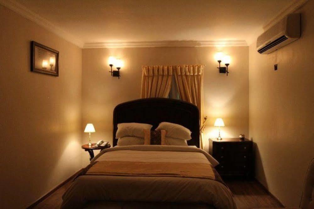 Fryburg Suites Aliayabiagba Zewnętrze zdjęcie