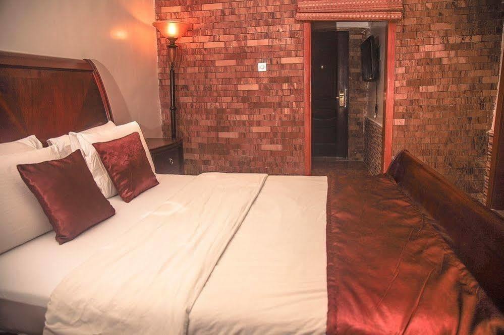 Fryburg Suites Aliayabiagba Zewnętrze zdjęcie