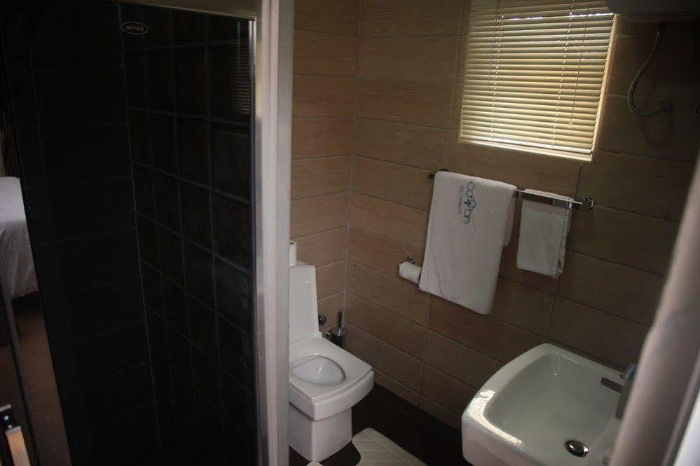 Fryburg Suites Aliayabiagba Zewnętrze zdjęcie