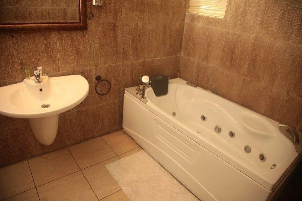 Fryburg Suites Aliayabiagba Zewnętrze zdjęcie
